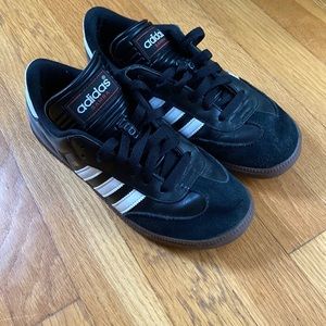 womens black and white adidas sambas